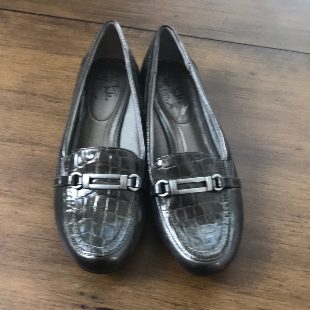 Metallic loafer with slight lift size 7